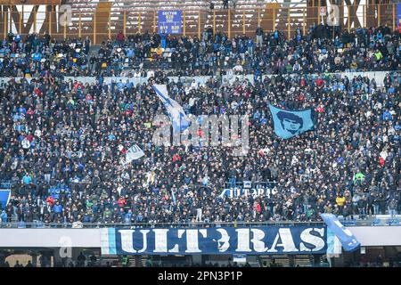 Napoli, Italia. 15 Apr, 2023. Tifosi della SSC Napoli durante la Serie A match tra SSC Napoli e Hellas Verona FC allo Stadio Diego Armando Maradona Napoli Italia il 15 aprile 2023. Credit: Franco Romano/Alamy Live News Foto Stock