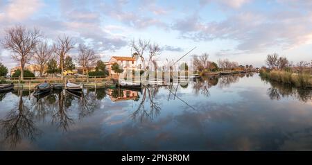 Riserva naturale di Albufera a Catarroja Valencia Spagna porto di irrigazione fosso che inondano i campi di riso vecchie barche di legno tradizionale. Marinai latino Foto Stock