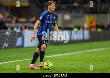 Milano, Italia. 15th Apr, 2023. Nicolo Barella del FC Internazionale in azione durante la Serie A 2022/23 Football Match tra FC Internazionale e AC Monza allo Stadio Giuseppe Meazza. Punteggio finale; Inter 0:1 Monza. (Foto di Fabrizio Carabelli/SOPA Images/Sipa USA) Credit: Sipa USA/Alamy Live News Foto Stock