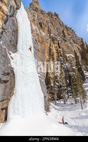 Brandon Prince e Doug Hollinger si arrampicano su un percorso chiamato maligno Mushroom WI5 Foto Stock
