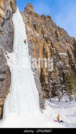 Brandon Prince e Doug Hollinger si arrampicano su un percorso chiamato maligno Mushroom WI5 Foto Stock
