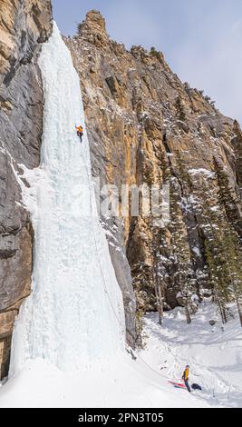 Brandon Prince e Doug Hollinger si arrampicano su un percorso chiamato maligno Mushroom WI5 Foto Stock