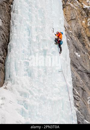 Brandon Prince e Doug Hollinger si arrampicano su un percorso chiamato maligno Mushroom WI5 Foto Stock