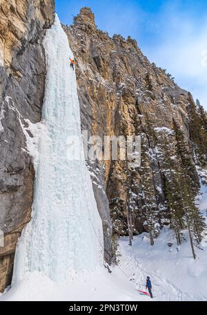 Brandon Prince e Doug Hollinger si arrampicano su un percorso chiamato maligno Mushroom WI5 Foto Stock