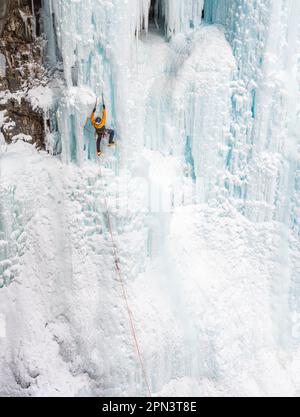 Doug Hollinger si arrampica su un percorso nel Johnston Canyon in Canada Foto Stock