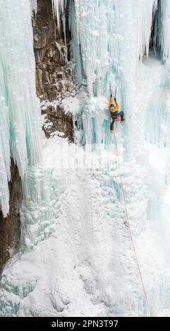 Doug Hollinger si arrampica su un percorso nel Johnston Canyon in Canada Foto Stock