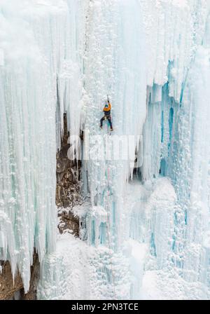 Doug Hollinger si arrampica su un percorso nel Johnston Canyon in Canada Foto Stock