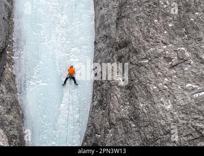 Brandon Prince si arrampica su un percorso chiamato Wicked Wanda in Canada Foto Stock