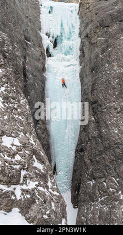 Brandon Prince si arrampica su un percorso chiamato Wicked Wanda in Canada Foto Stock