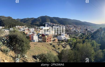 Marocco: Vista di Moulay Idriss, città vicino a Meknes e sulle rovine di Volubilis, famosa per essere il sito della tomba di Idris Foto Stock