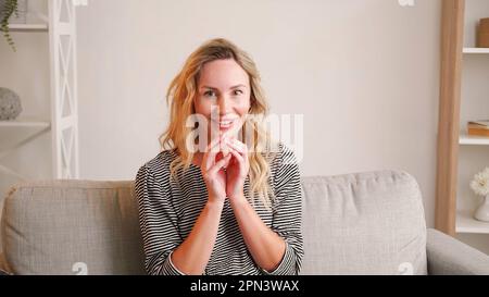 Malvagità piano ironico donna espressione sarcastica Foto Stock