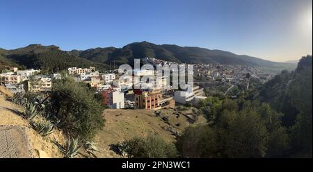 Marocco: Vista di Moulay Idriss, città vicino a Meknes e sulle rovine di Volubilis, famosa per essere il sito della tomba di Idris Foto Stock