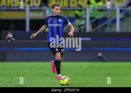 Milano, Italia. 15th Apr, 2023. Nicolo Barella del FC Internazionale in azione durante la Serie A 2022/23 Football Match tra FC Internazionale e AC Monza allo Stadio Giuseppe Meazza. Punteggio finale; Inter 0:1 Monza. Credit: SOPA Images Limited/Alamy Live News Foto Stock