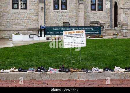 16 aprile 2023: Coppie di scarpe allineate a una dimostrazione di prevenzione della violenza delle armi alla Christ Church Cathedral di Indianapolis, Indiana, sul Monument Circle, domenica 16 aprile 2023. I partecipanti all'evento, organizzato da Moms Demand Action, hanno portato scarpe per rappresentare le 63 persone uccise dalla violenza delle armi a Indianapolis finora quest'anno. (Credit Image: © Lora Olive/ZUMA Press Wire) SOLO PER USO EDITORIALE! Non per USO commerciale! Foto Stock