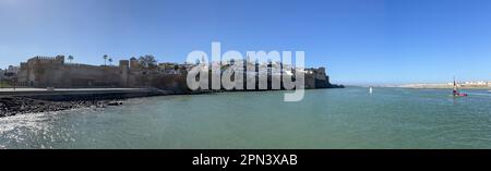 Marocco: Rabat, skyline della Kasbah degli Udayas, cittadella costruita nel XII secolo dagli Almohadi, vista dalla foce del fiume Bou Regreg Foto Stock