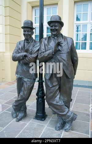 statua di alloro e duro in ulverston cumbria luogo di nascita di stan alloro Foto Stock