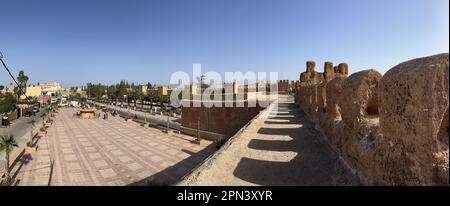 Marocco, Africa: Vista dei bastioni circostanti di Taroudant, città nella valle del Sous lungo la strada per Ouarzazate e il deserto del Sahara Foto Stock