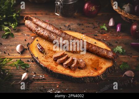 Salsiccia affumicata con pepe rosso in polvere in stile ungherese, prodotto naturale di fattoria biologica, prodotto con metodi tradizionali Foto Stock