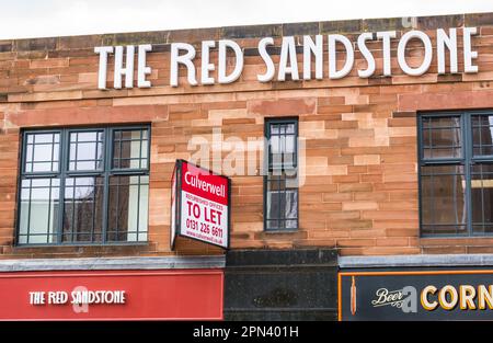 Recentemente restaurato in stile Art Deco del 1930s, l'edificio in arenaria rossa sulla Leith Walk con uffici per lasciare la pubblicità segno, Edimburgo, Scozia, Regno Unito Foto Stock