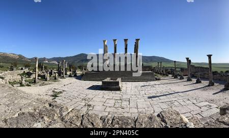 Marocco, Africa: Vista panoramica dei resti di Volubilis, il più famoso sito archeologico romano del Marocco, vicino a Meknes Foto Stock