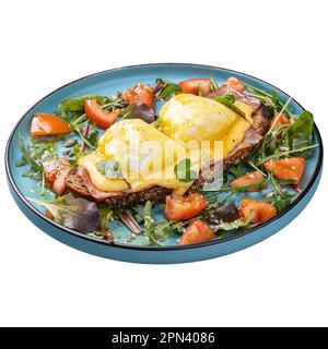 Menu della colazione del ristorante, uova in camicia su pane multigrain con pancetta, salsa di hollandaise, pomodori e insalata mista Foto Stock
