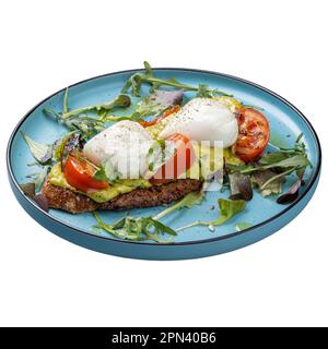 Menu della colazione del ristorante, uova in camicia su pane multigrain con guacamole, pomodori e insalata mista Foto Stock