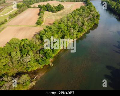 Campi agricoli pronti per essere piantati vicino al tranquillo fiume Catawba. Foto Stock