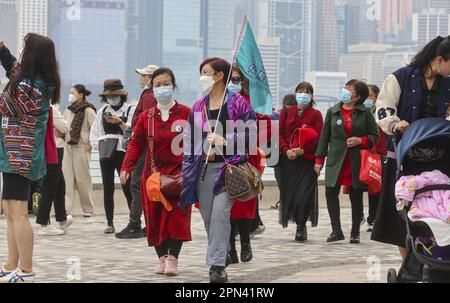 I turisti della terraferma sono visti all'Avenue of Stars in Tsim Sha Tsui. 29MAR23 SCMP/Yik Yeung-man Foto Stock