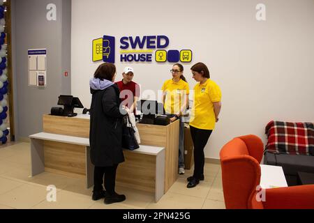 Mosca, Russia. 15th Apr, 2023. Un cliente visto in un negozio Swed House di recente apertura a Mosca. Una società bielorussa chiamata Swed House, specializzata nella vendita di prodotti del noto marchio svedese IKEA, ha aperto il suo primo negozio nel centro commerciale Shchelkovsky il 15 aprile 2023 a Mosca, in Russia. Nel marzo 2022 IKEA, il più grande marchio di mobili del mondo, ha chiuso i suoi negozi in Russia. (Credit Image: © Vlad Karkov/SOPA Images via ZUMA Press Wire) SOLO PER USO EDITORIALE! Non per USO commerciale! Foto Stock