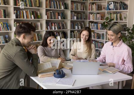 Gli studenti multirazziali imparano a guardare il video educativo, studiando insieme Foto Stock