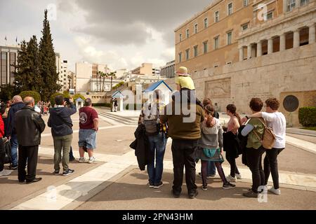 I turisti che osservano la tradizionale Guardia Evzones presso la Tomba del Milite Ignoto, Atene, Grecia Foto Stock