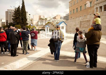 I turisti che osservano la tradizionale Guardia Evzones presso la Tomba del Milite Ignoto, Atene, Grecia Foto Stock