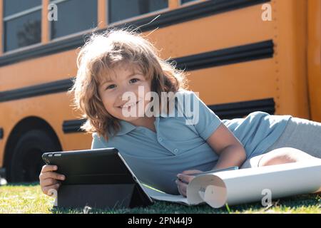 Allievo apprendimento online, bambino studio online con videochiamata insegnante su tablet. Distanza sociale durante la quarantena, concetto di educazione on-line, homeschool Foto Stock