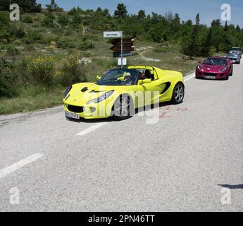 URBINO, ITALIA - 16 GIUGNO - 2022 : lotus elise su una vecchia auto da corsa nel rally Mille miglia 2022 la famosa corsa storica italiana Foto Stock
