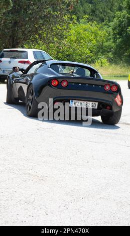 URBINO, ITALIA - 16 GIUGNO - 2022 : lotus elise su una vecchia auto da corsa nel rally Mille miglia 2022 la famosa corsa storica italiana Foto Stock