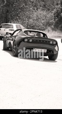 URBINO, ITALIA - 16 GIUGNO - 2022 : lotus elise su una vecchia auto da corsa nel rally Mille miglia 2022 la famosa corsa storica italiana Foto Stock