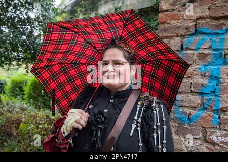 Edeltraud Kamp alias Freigesungen van Campen beim exklusiven Fotoshooting im Volksgarten mit Mitgliedern des 1. Steampunk Club Köln Foto Stock