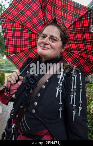 Edeltraud Kamp alias Freigesungen van Campen beim exklusiven Fotoshooting im Volksgarten mit Mitgliedern des 1. Steampunk Club Köln Foto Stock