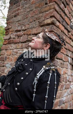 Edeltraud Kamp alias Freigesungen van Campen beim exklusiven Fotoshooting im Volksgarten mit Mitgliedern des 1. Steampunk Club Köln Foto Stock