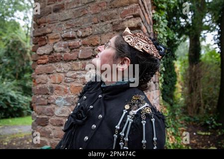 Edeltraud Kamp alias Freigesungen van Campen beim exklusiven Fotoshooting im Volksgarten mit Mitgliedern des 1. Steampunk Club Köln Foto Stock