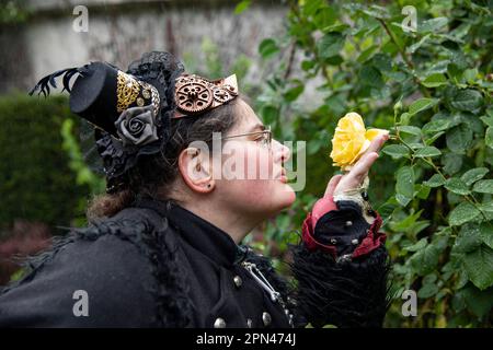 Edeltraud Kamp alias Freigesungen van Campen beim exklusiven Fotoshooting im Volksgarten mit Mitgliedern des 1. Steampunk Club Köln Foto Stock