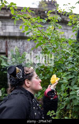 Edeltraud Kamp alias Freigesungen van Campen beim exklusiven Fotoshooting im Volksgarten mit Mitgliedern des 1. Steampunk Club Köln Foto Stock