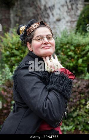 Edeltraud Kamp alias Freigesungen van Campen beim exklusiven Fotoshooting im Volksgarten mit Mitgliedern des 1. Steampunk Club Köln Foto Stock