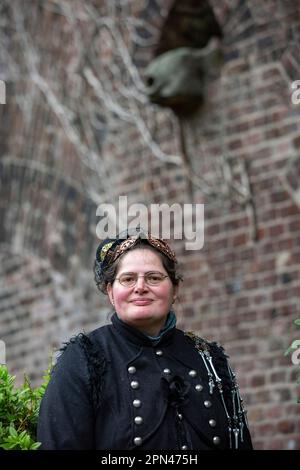 Edeltraud Kamp alias Freigesungen van Campen beim exklusiven Fotoshooting im Volksgarten mit Mitgliedern des 1. Steampunk Club Köln Foto Stock