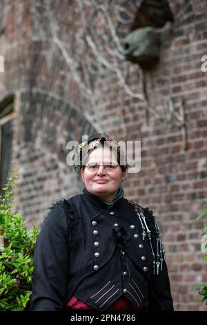 Edeltraud Kamp alias Freigesungen van Campen beim exklusiven Fotoshooting im Volksgarten mit Mitgliedern des 1. Steampunk Club Köln Foto Stock