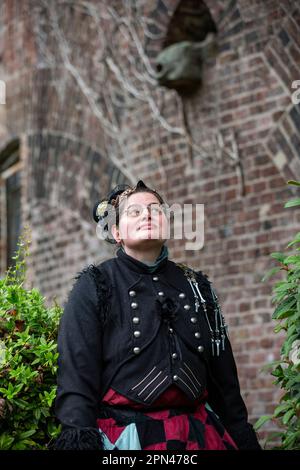 Edeltraud Kamp alias Freigesungen van Campen beim exklusiven Fotoshooting im Volksgarten mit Mitgliedern des 1. Steampunk Club Köln Foto Stock