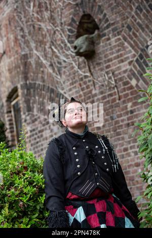 Edeltraud Kamp alias Freigesungen van Campen beim exklusiven Fotoshooting im Volksgarten mit Mitgliedern des 1. Steampunk Club Köln Foto Stock