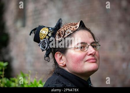 Edeltraud Kamp alias Freigesungen van Campen beim exklusiven Fotoshooting im Volksgarten mit Mitgliedern des 1. Steampunk Club Köln Foto Stock