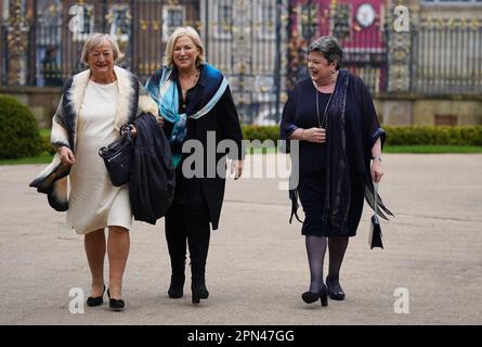 (Sinistra-destra) ex leader della Coalizione delle Donne Monica McWilliams, Liz o'Donnell e Dawn Purvis partecipano ad una cena di gala per riconoscere il contributo di Mo Mowlam al processo di pace e per celebrare il 25th° anniversario dell'accordo del Venerdì Santo al Castello di Hillsborough, in Irlanda del Nord. Data immagine: Domenica 16 aprile 2023. Foto Stock