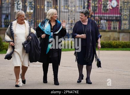 (Sinistra-destra) ex leader della Coalizione delle Donne Monica McWilliams, Liz o'Donnell e Dawn Purvis partecipano ad una cena di gala per riconoscere il contributo di Mo Mowlam al processo di pace e per celebrare il 25th° anniversario dell'accordo del Venerdì Santo al Castello di Hillsborough, in Irlanda del Nord. Data immagine: Domenica 16 aprile 2023. Foto Stock